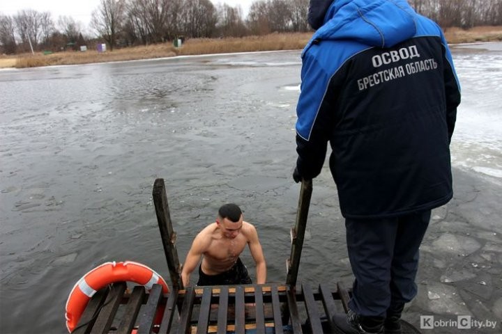 Как кобринчане в крещенскую прорубь окунались