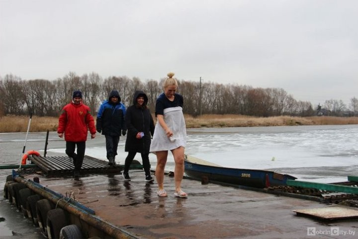 Как кобринчане в крещенскую прорубь окунались