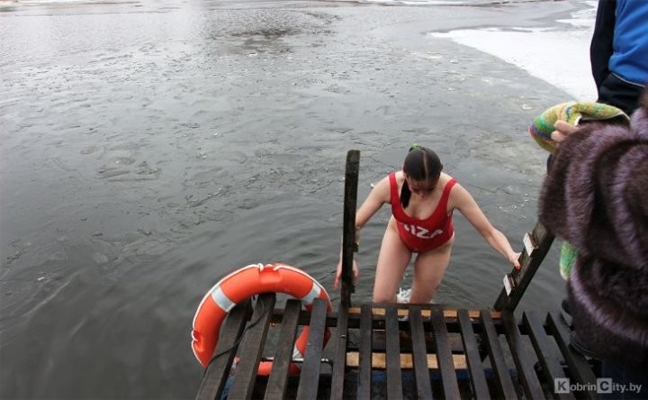 Как кобринчане в крещенскую прорубь окунались