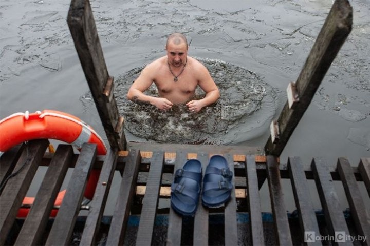 Как кобринчане в крещенскую прорубь окунались