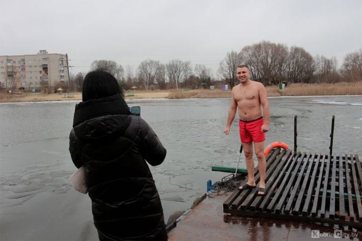 Как кобринчане в крещенскую прорубь окунались