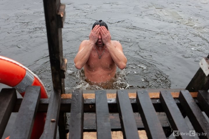 Как кобринчане в крещенскую прорубь окунались