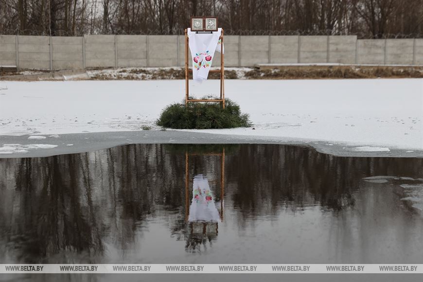 Более 700 брестских военнослужащих и представителей силовых структур окунулись в крещенскую купель