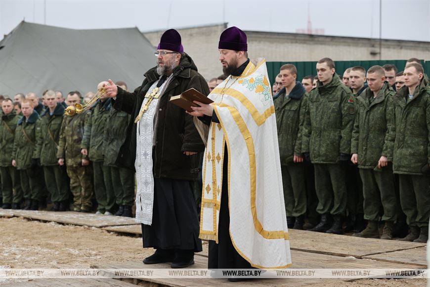 Более 700 брестских военнослужащих и представителей силовых структур окунулись в крещенскую купель