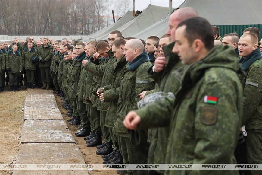 Более 700 брестских военнослужащих и представителей силовых структур окунулись в крещенскую купель