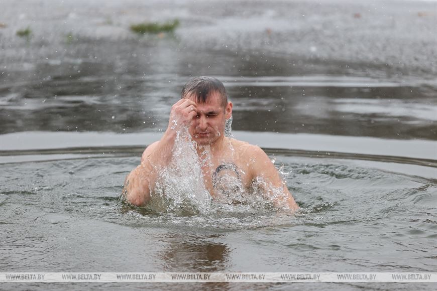 Более 700 брестских военнослужащих и представителей силовых структур окунулись в крещенскую купель