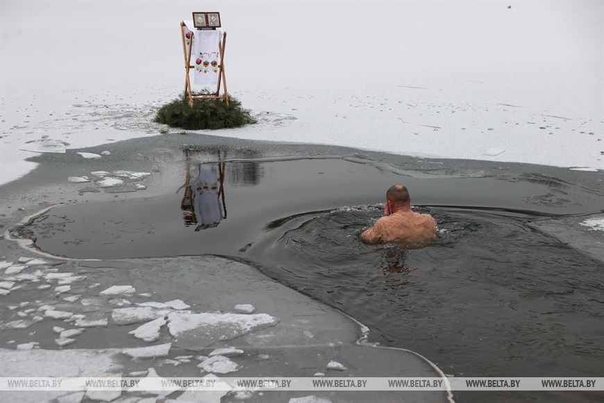 Более 700 брестских военнослужащих и представителей силовых структур окунулись в крещенскую купель
