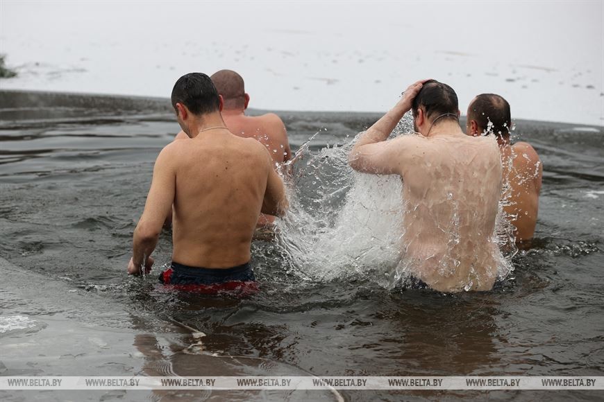 Более 700 брестских военнослужащих и представителей силовых структур окунулись в крещенскую купель
