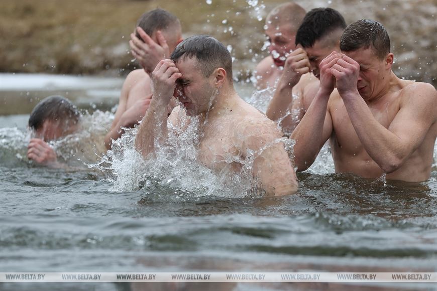 Более 700 брестских военнослужащих и представителей силовых структур окунулись в крещенскую купель