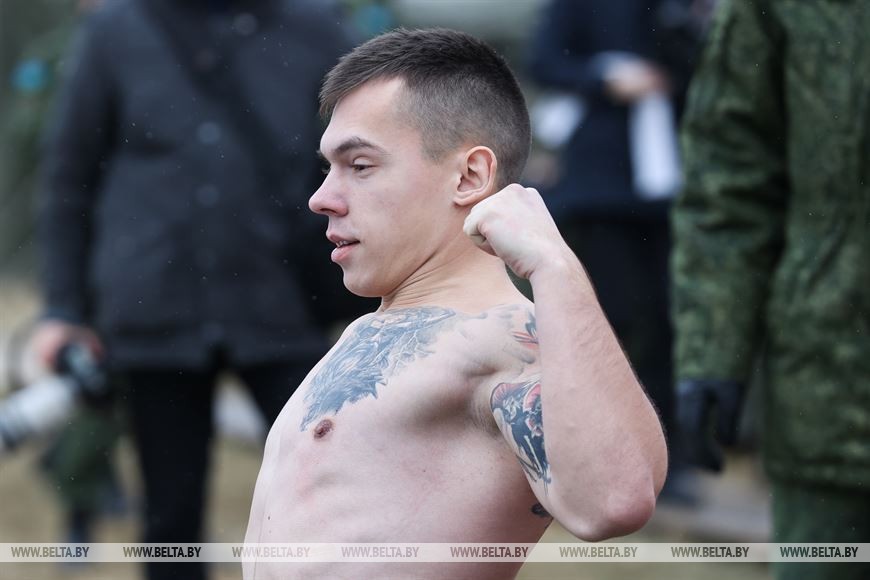 Более 700 брестских военнослужащих и представителей силовых структур окунулись в крещенскую купель