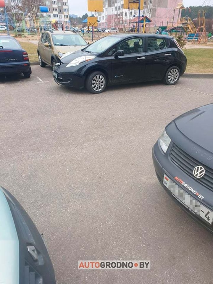 В Гродно заряжают Nissan Leaf с пятого этажа высотки. Как тебе такое, Илон Маск?