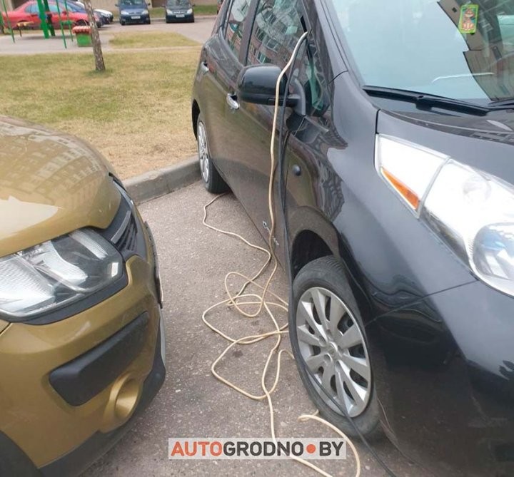 В Гродно заряжают Nissan Leaf с пятого этажа высотки. Как тебе такое, Илон Маск?