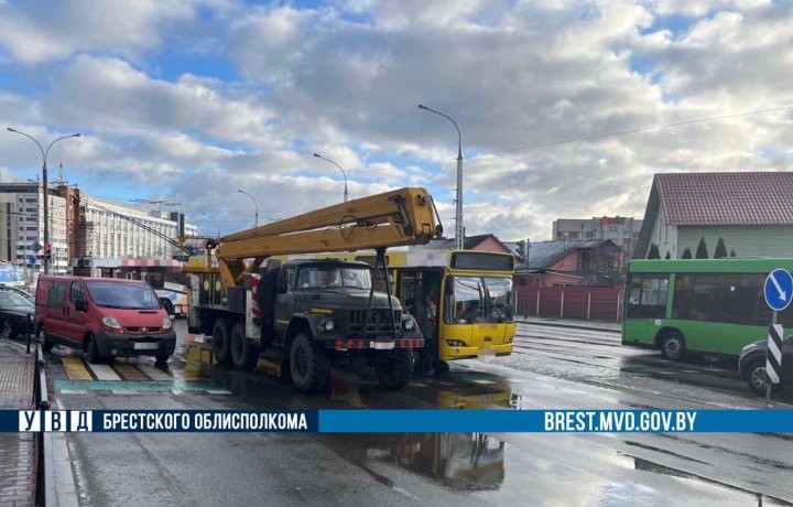 В Бресте автобус столкнулся с грузовиком