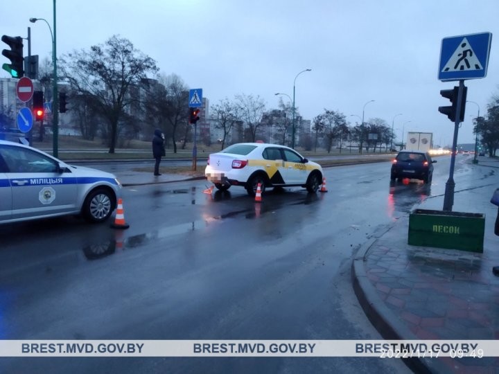 В Бресте водитель такси совершила наезд на двух пешеходов