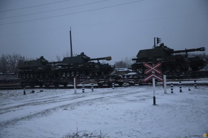На станцию Брест-Южный прибыл эшелон с военной техникой и личным составом из России (Фотофакт)
