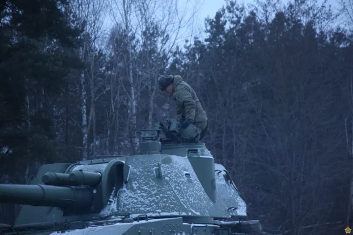 На станцию Брест-Южный прибыл эшелон с военной техникой и личным составом из России (Фотофакт)