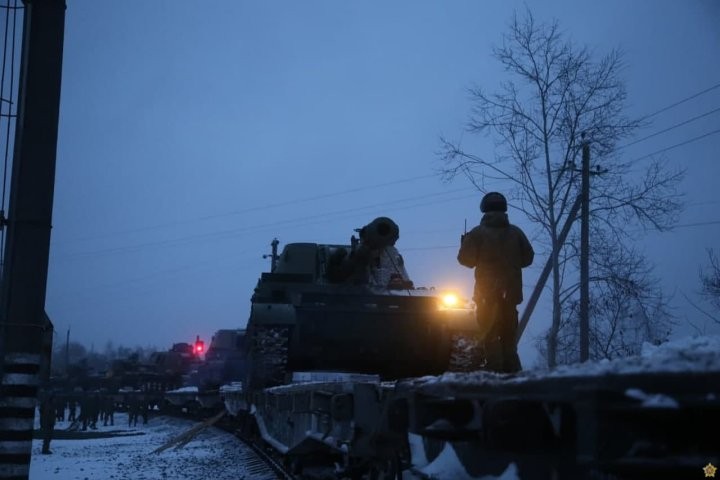 На станцию Брест-Южный прибыл эшелон с военной техникой и личным составом из России (Фотофакт)