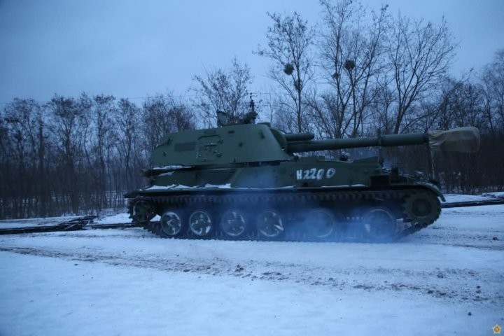 На станцию Брест-Южный прибыл эшелон с военной техникой и личным составом из России (Фотофакт)