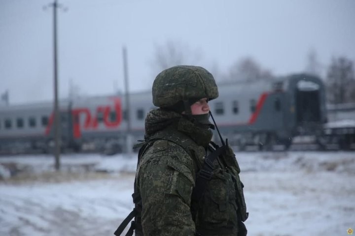 На станцию Брест-Южный прибыл эшелон с военной техникой и личным составом из России (Фотофакт)