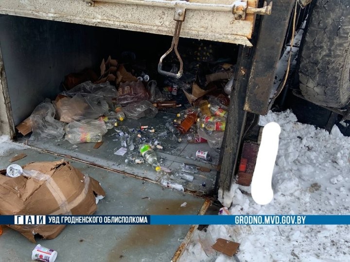 Около 100 литров алкоголя разлилось на дороге под Гродно