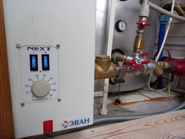 Совсем недорого. Владелец каркасного дома рассказал, сколько стоит отапливаться электрокотлом