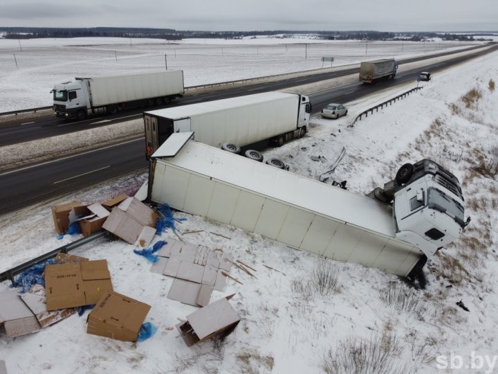 На трассе М1 произошло ДТП с участием грузовика-рефрижератора