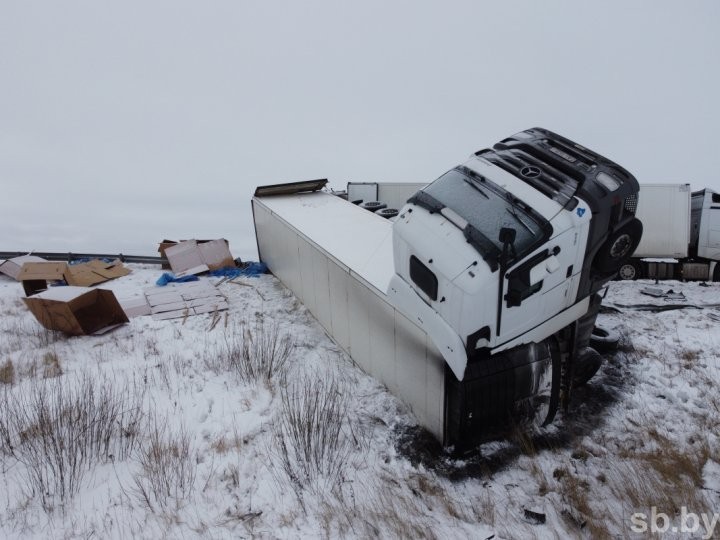 На трассе М1 произошло ДТП с участием грузовика-рефрижератора