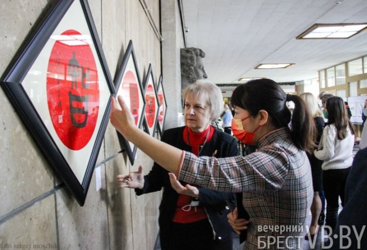 Живопись и каллиграфия. В Бресте открылась выставка, посвященная 30-летию дружбы между Беларусью и Китаем