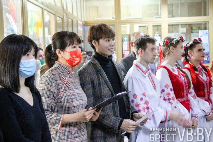 Живопись и каллиграфия. В Бресте открылась выставка, посвященная 30-летию дружбы между Беларусью и Китаем