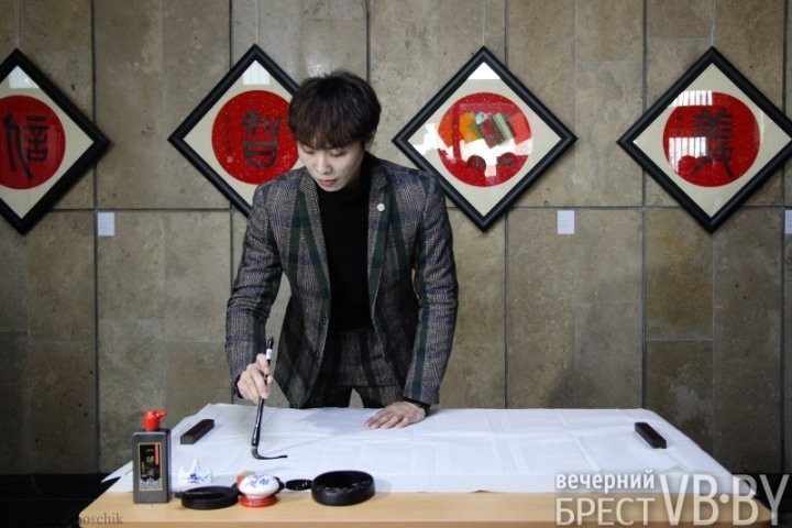 Живопись и каллиграфия. В Бресте открылась выставка, посвященная 30-летию дружбы между Беларусью и Китаем