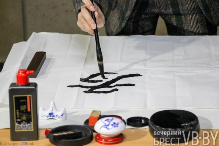 Живопись и каллиграфия. В Бресте открылась выставка, посвященная 30-летию дружбы между Беларусью и Китаем