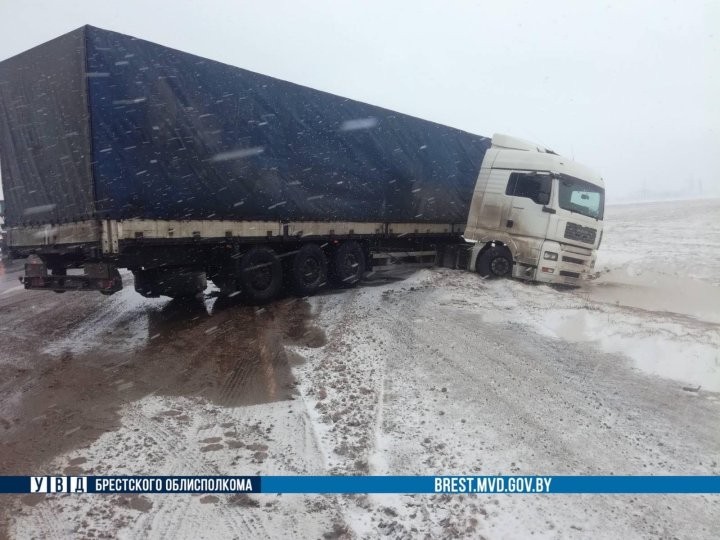 В Пинском районе фура съехала в кювет. ГАИ рассказала подробности
