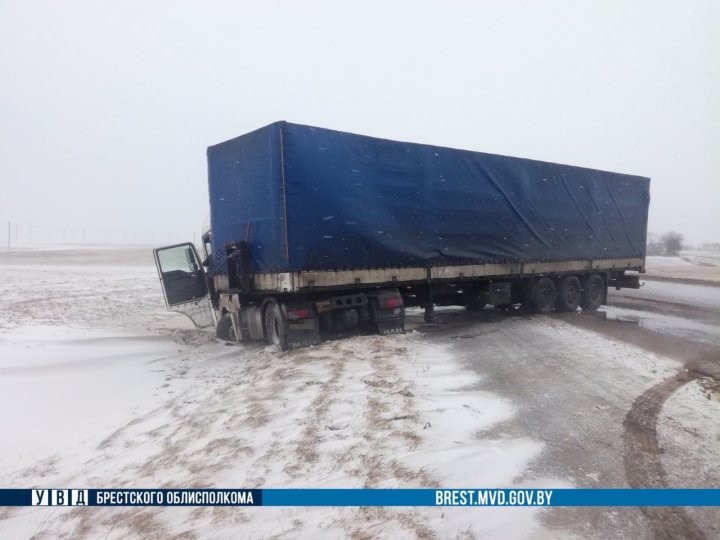 В Пинском районе фура съехала в кювет. ГАИ рассказала подробности