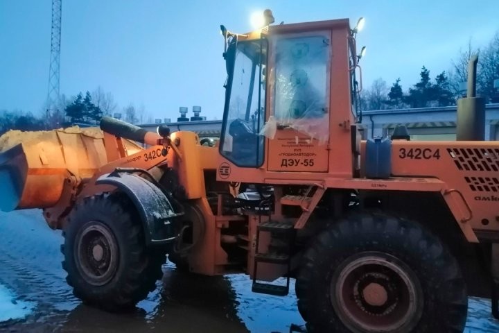 На фотографии погрузчик, который уже перевозит песок, его прислали на смену предыдущему