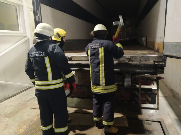 В Друскининкае в фуре нашли сигареты на 267 000 евро. Водитель-белорус уверял, что приехал на ремонт