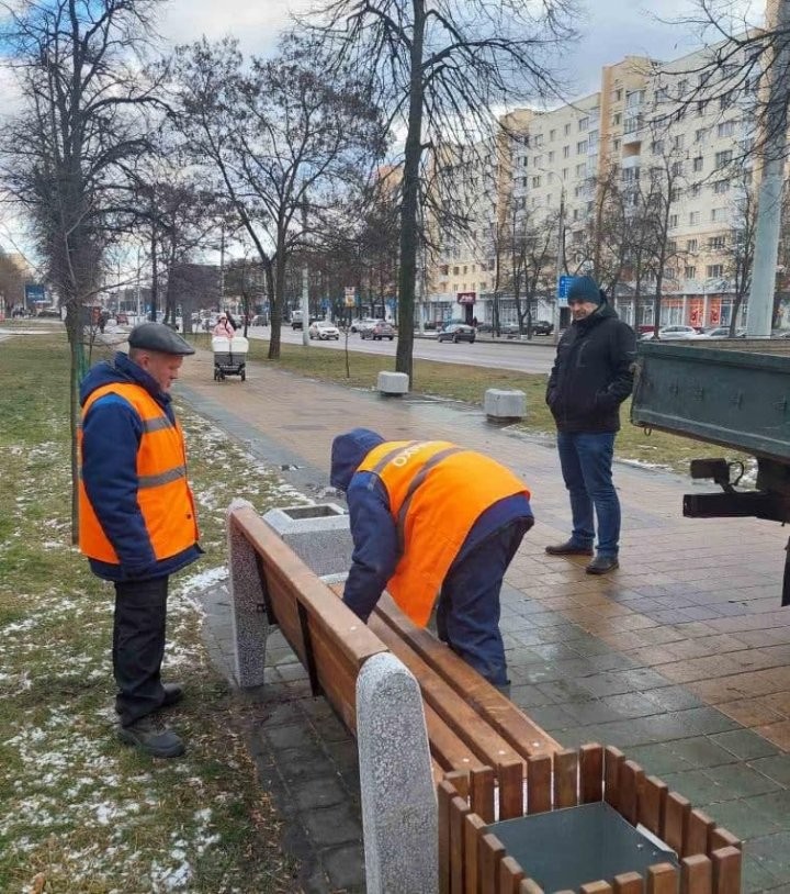 Коммунальные службы продолжают установку новых скамеек на улицах Бреста