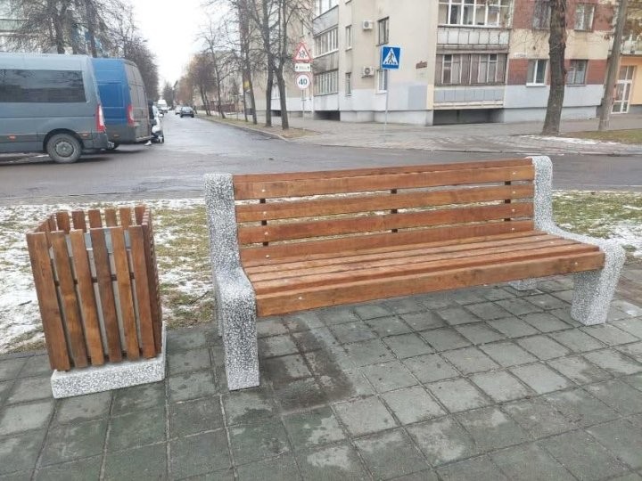 Коммунальные службы продолжают установку новых скамеек на улицах Бреста