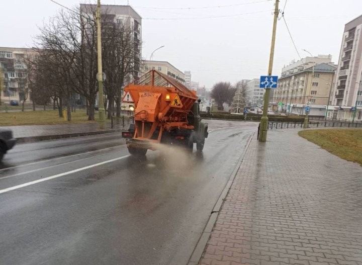 Зимой некоторые дороги будут посыпать новой соляной смесью. Что это за реагент?