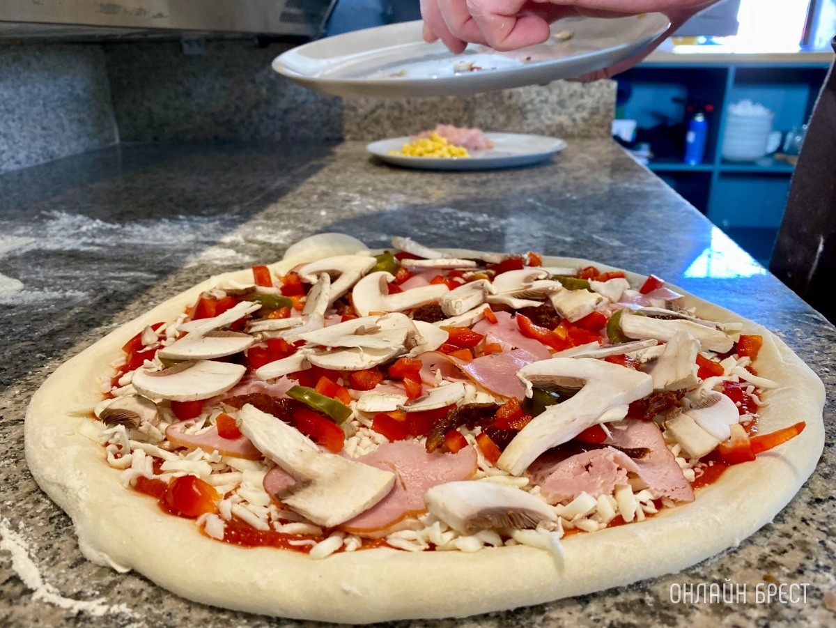 От А до Я. Готовим пикантную пиццу в итальянской печи на дровах в новой пиццерии «Mozzarella» в центре Бреста