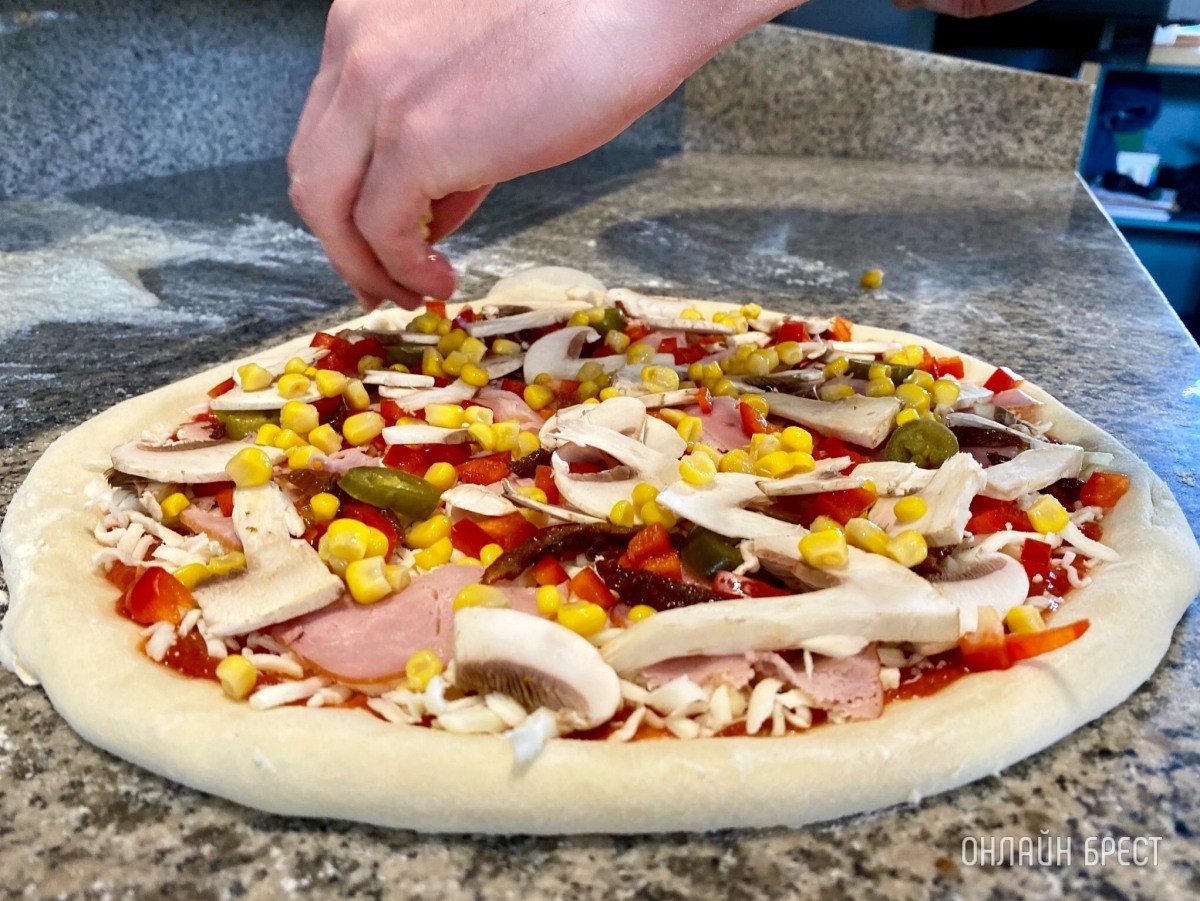 От А до Я. Готовим пикантную пиццу в итальянской печи на дровах в новой пиццерии «Mozzarella» в центре Бреста
