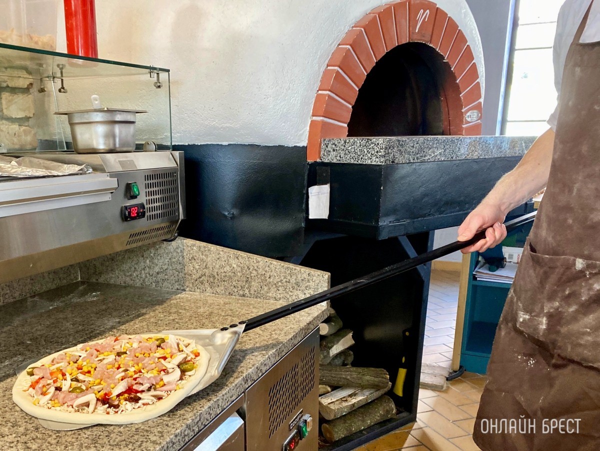 От А до Я. Готовим пикантную пиццу в итальянской печи на дровах в новой пиццерии «Mozzarella» в центре Бреста