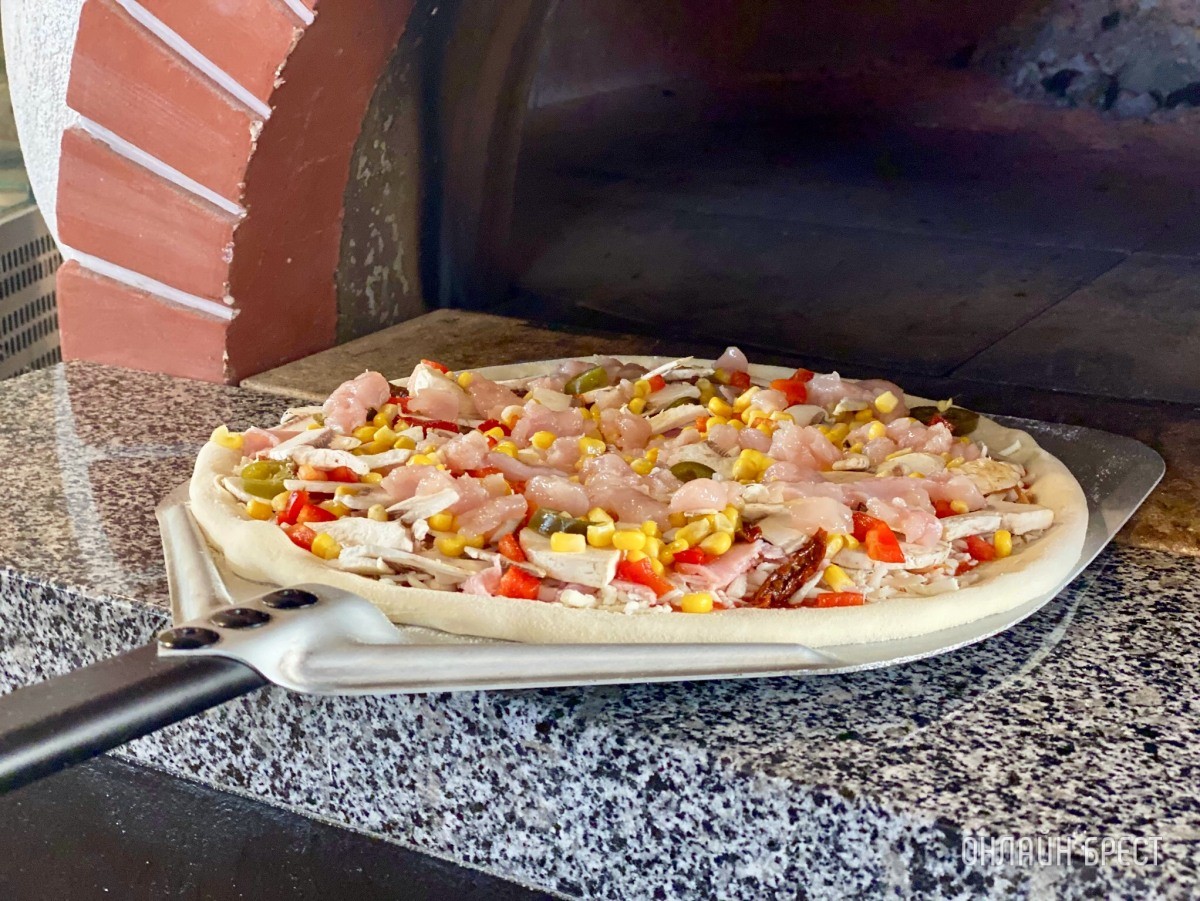 От А до Я. Готовим пикантную пиццу в итальянской печи на дровах в новой пиццерии «Mozzarella» в центре Бреста