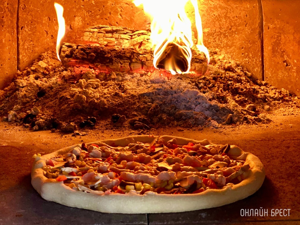 От А до Я. Готовим пикантную пиццу в итальянской печи на дровах в новой пиццерии «Mozzarella» в центре Бреста