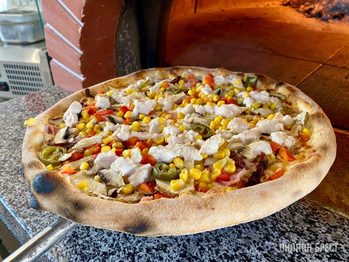 От А до Я. Готовим пикантную пиццу в итальянской печи на дровах в новой пиццерии «Mozzarella» в центре Бреста