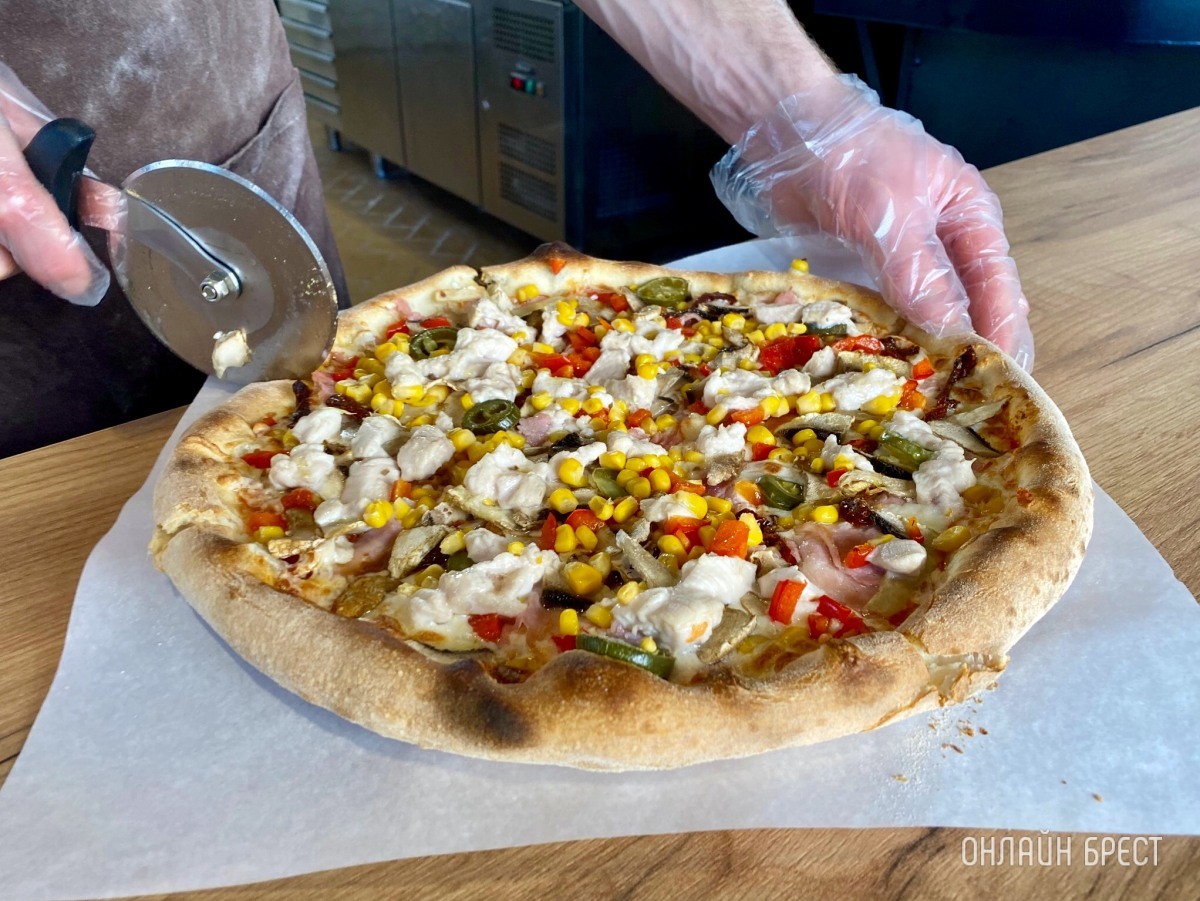 От А до Я. Готовим пикантную пиццу в итальянской печи на дровах в новой пиццерии «Mozzarella» в центре Бреста