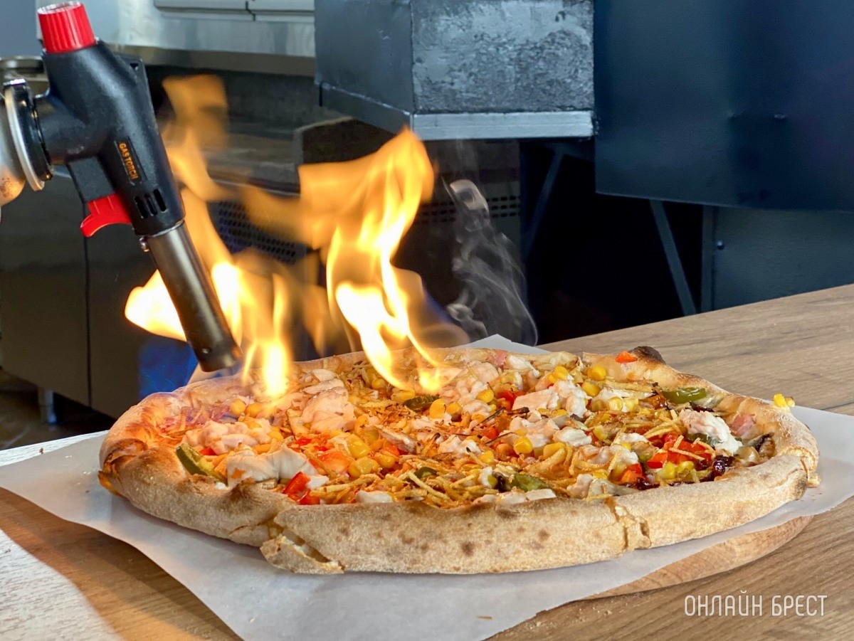 От А до Я. Готовим пикантную пиццу в итальянской печи на дровах в новой пиццерии «Mozzarella» в центре Бреста