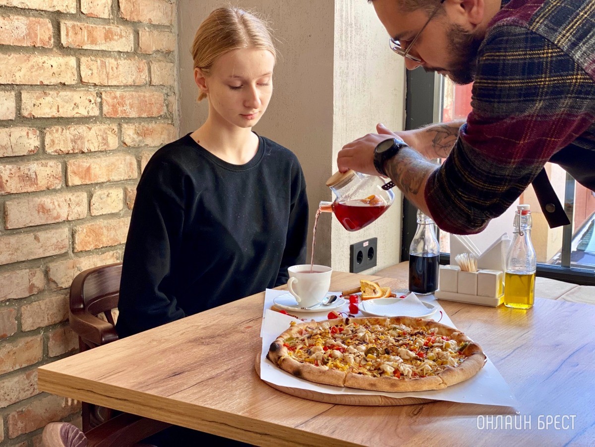 От А до Я. Готовим пикантную пиццу в итальянской печи на дровах в новой пиццерии «Mozzarella» в центре Бреста
