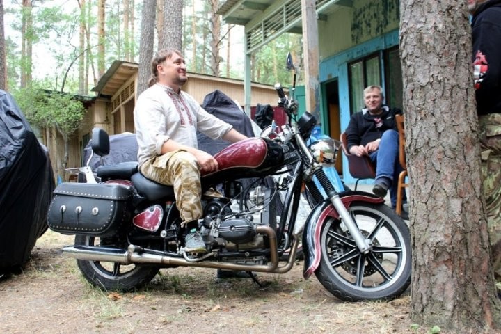 Наши в городе. Брестский музыкант – о концерте в локомотивном депо и возрождении деревни предков