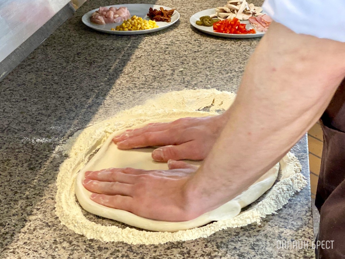 От А до Я. Готовим пикантную пиццу в итальянской печи на дровах в новой пиццерии «Mozzarella» в центре Бреста