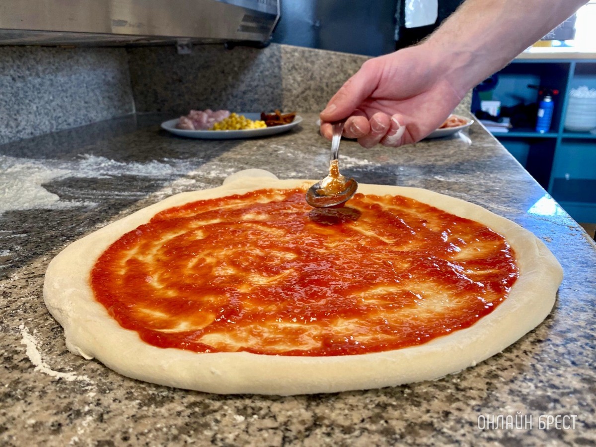 От А до Я. Готовим пикантную пиццу в итальянской печи на дровах в новой пиццерии «Mozzarella» в центре Бреста